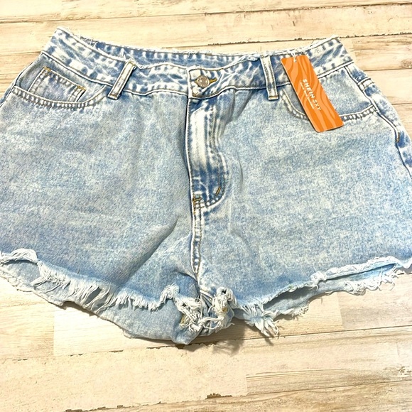 SHEIN SXY Frayed Detail Washed Denim Shorts - Picture 5 of 5